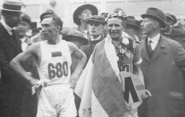  Hannes Kolehmainen ja Jüri Lossman Antwerpenin olympiamaratonin maalissa. Lossman hävisi vain 13 sekuntia. Kuva: Suomen Urheilumuseo.