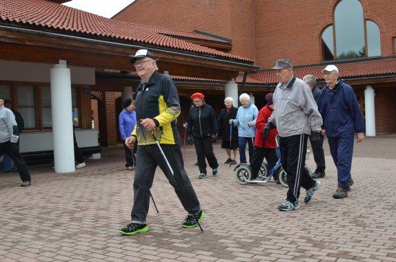 Ulkona kävely tekee hyvää, vaikka askel lyhenee