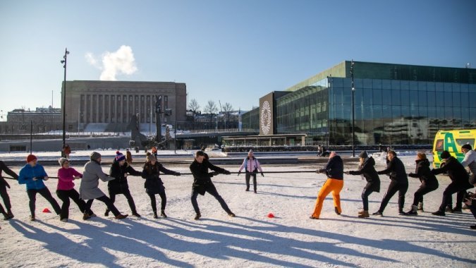 Opiskelija istuu, mutta myös liikkuu