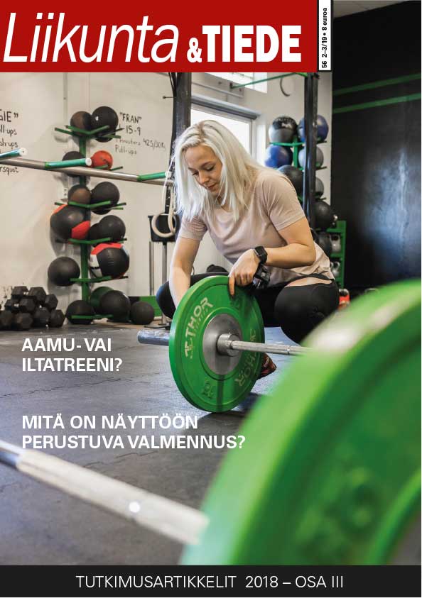 Liikunta & Tiede -lehden 2–3/2019 kansikuvassa nainen kiinnittää painoja levytankoon kuntosalilla.
