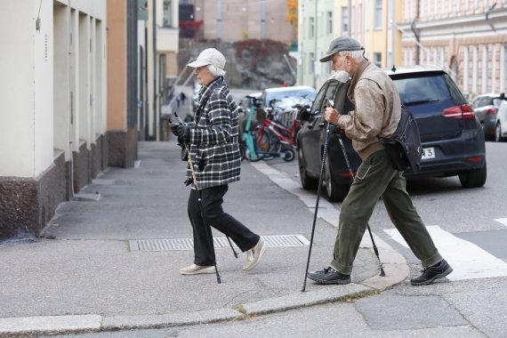 Kävelyn mukauttaminen voi hyödyttää ikääntyvää