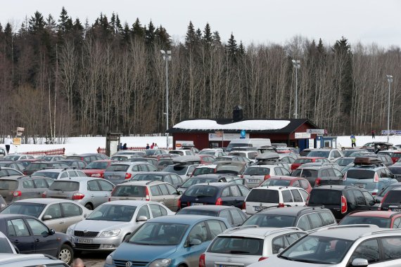 Liikuntaharrastuksiin kulkemisen hiilijalanjäljen tekee autoilu