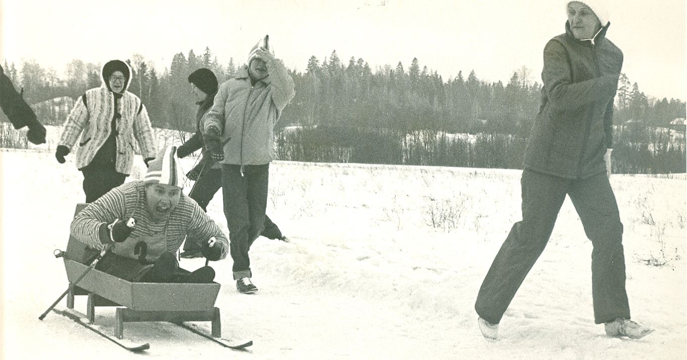 Lahja Hämäläinen kilpailemassa kelkkahiihdossa vuonna 1966/1967. Kuva: VAU ry:n arkisto.